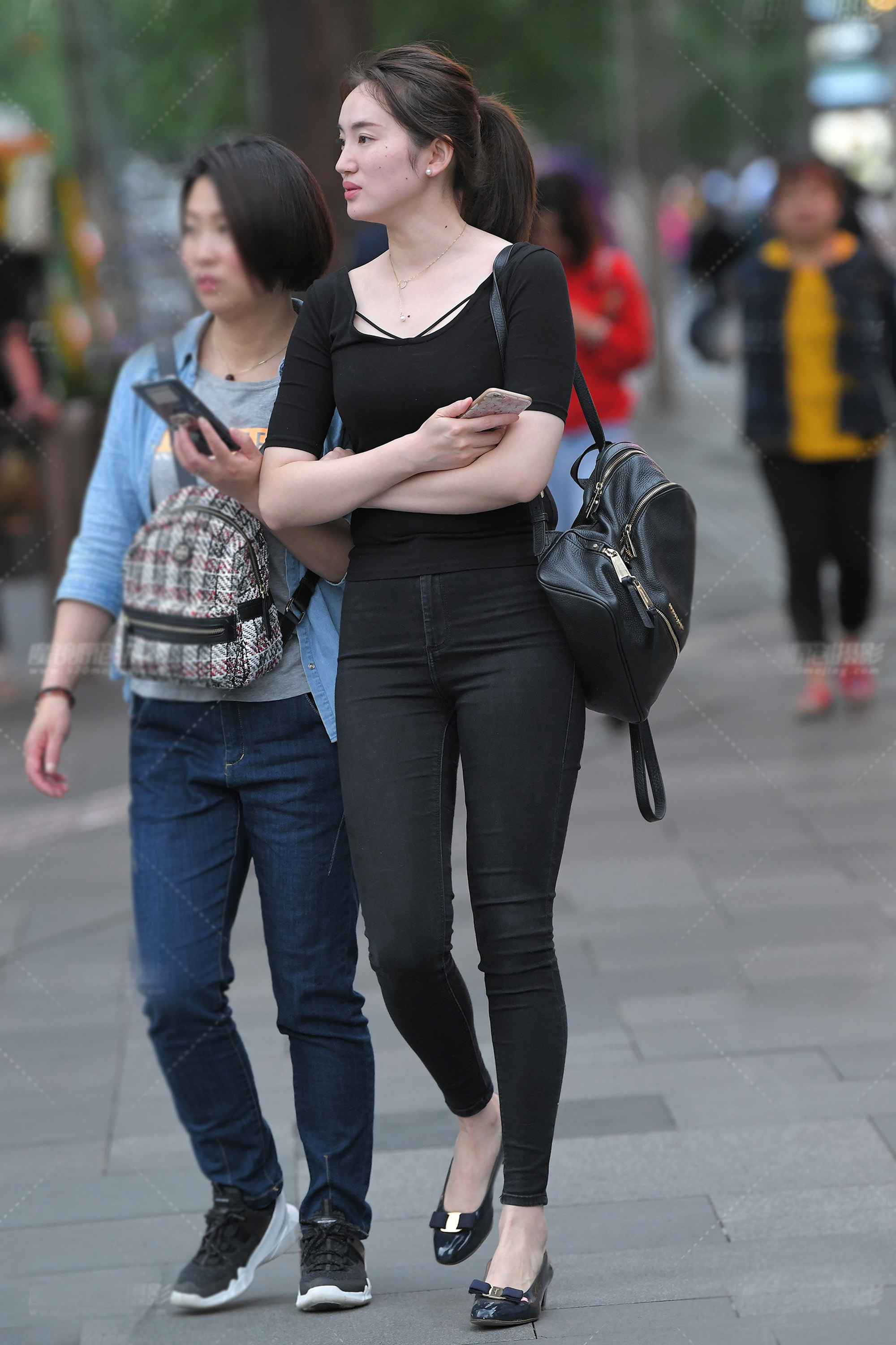 黑色高腰显瘦工装牛仔裤,潮流休闲百搭黑色牛仔裤