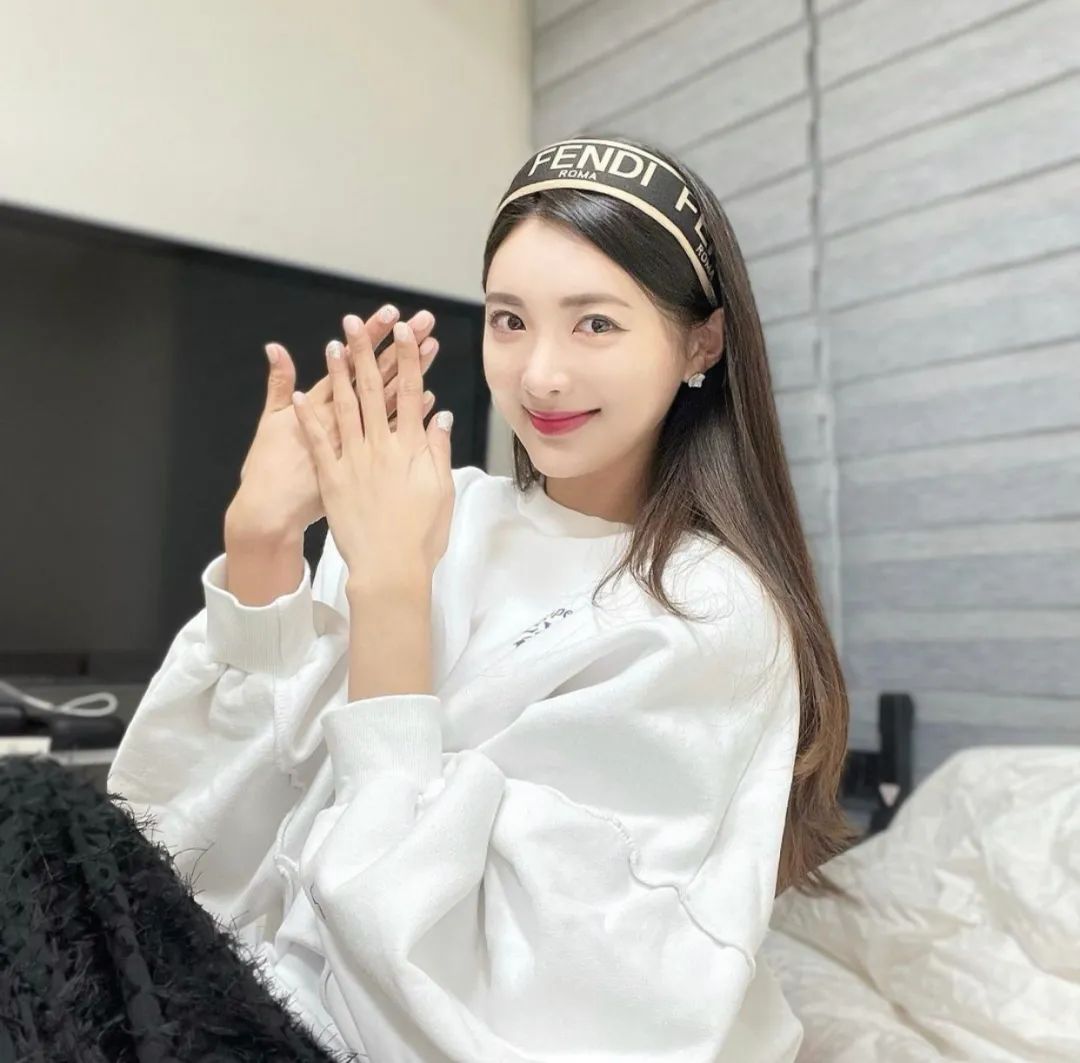 韩国女孩很会化妆,韩国东大门头饰