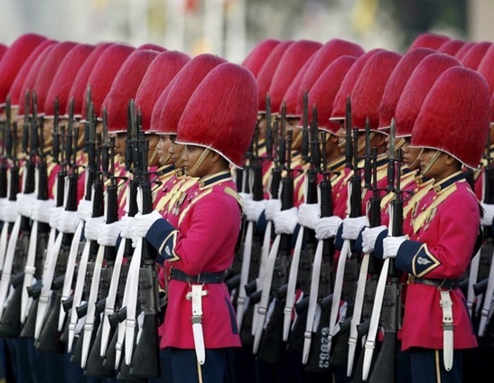 花里胡哨,极具特点的泰国皇家卫队,为何被称之为“彩虹卫队”