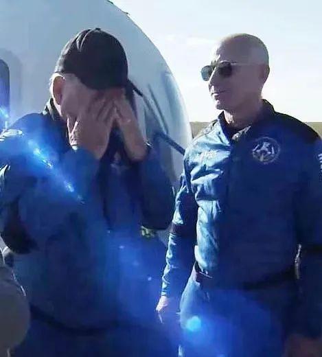 贝佐斯女友当街亲他一脸口红，浑身巨钻，富婆气息，转正的节奏？