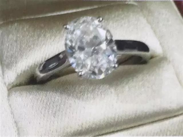 钻戒藏鞋子里！一女子“血拼”回来，被判刑18个月