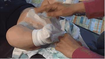 给宝宝换尿不湿的方法,给宝宝换尿不湿的正确方式