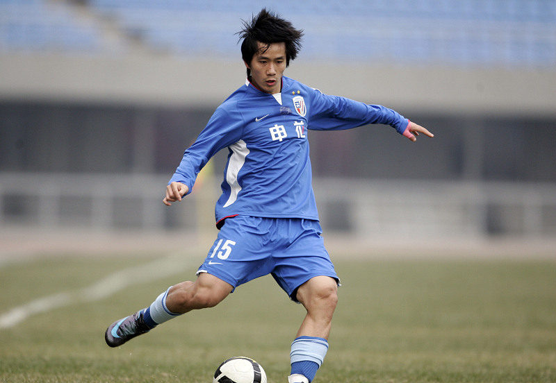 蒿俊闵足球联赛,前国足锋霸压哨回归郑智再获强援