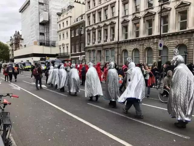 伦敦大混乱！*威示**者“血染”财政部，躺尸唐宁街，这是要上天？