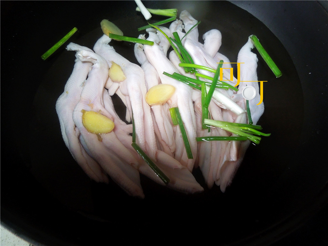 卤鸭掌当下酒菜很下饭,香辣无骨鸭掌一串