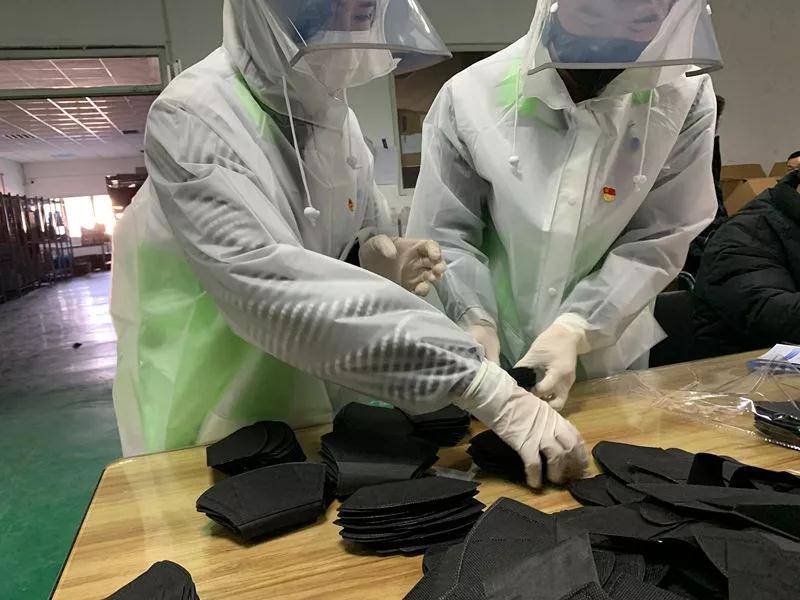 模子！助力口罩生产加速度，这些嘉定居民“跨行”成一线工人