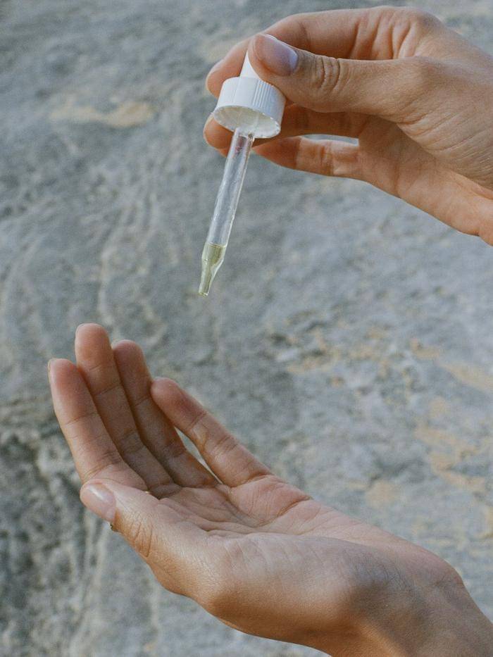 如何在夏天化个清爽的妆,你的夏日不脱妆小诀窍已经抵达