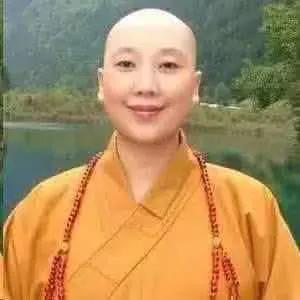 “乱世慷慨我行歌，千万人中有相和”女歌手（李娜）因爱出家？