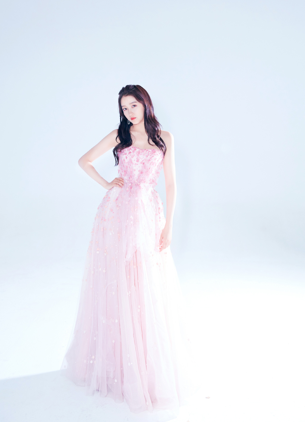 关晓彤穿靴子参加王牌,张若昀关晓彤穿长裙子