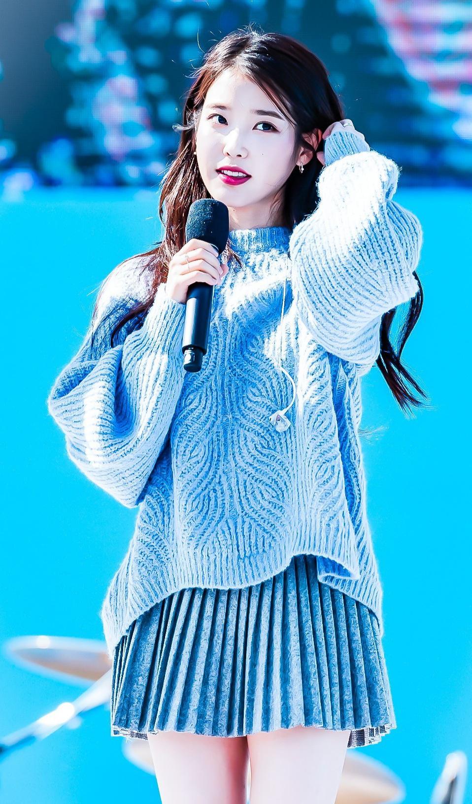 IU李智恩现身米兰,身穿军绿色风衣,是印象中的初恋脸没错了