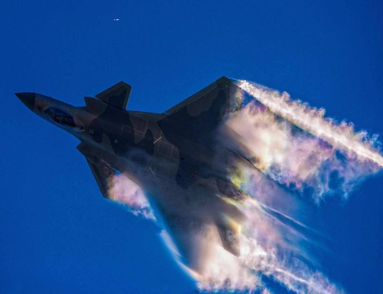 中美歼20,歼20打f22战斗机谁会赢