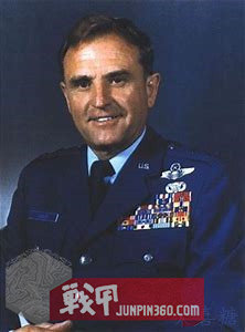 空军宪兵第四部分：安全部队制服配饰中的特色元素