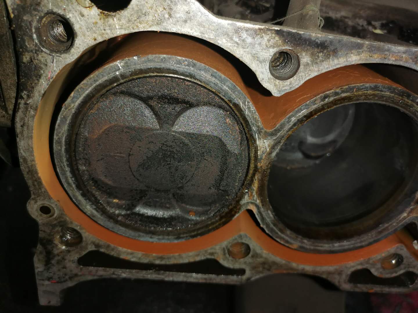 凸轮轴瓦盖不上油,凸轮轴瓦盖上紧转不动