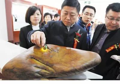 男子在赌石市场随便买了一块石头,男子在路边低价买了块石头