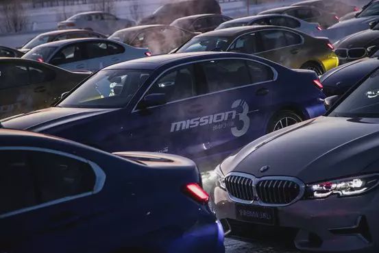 冬天最有意思的事情之一，开着宝马在-30℃冰面漂移