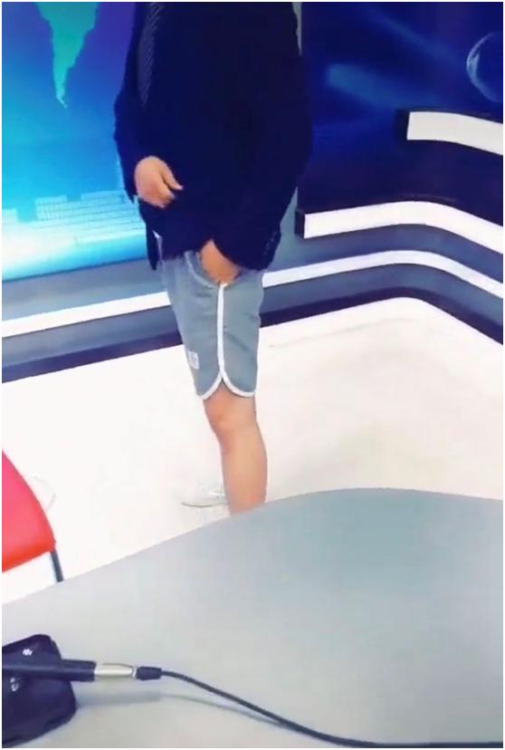 女主持人穿露脐装上台,女主持人穿露锁骨衣服