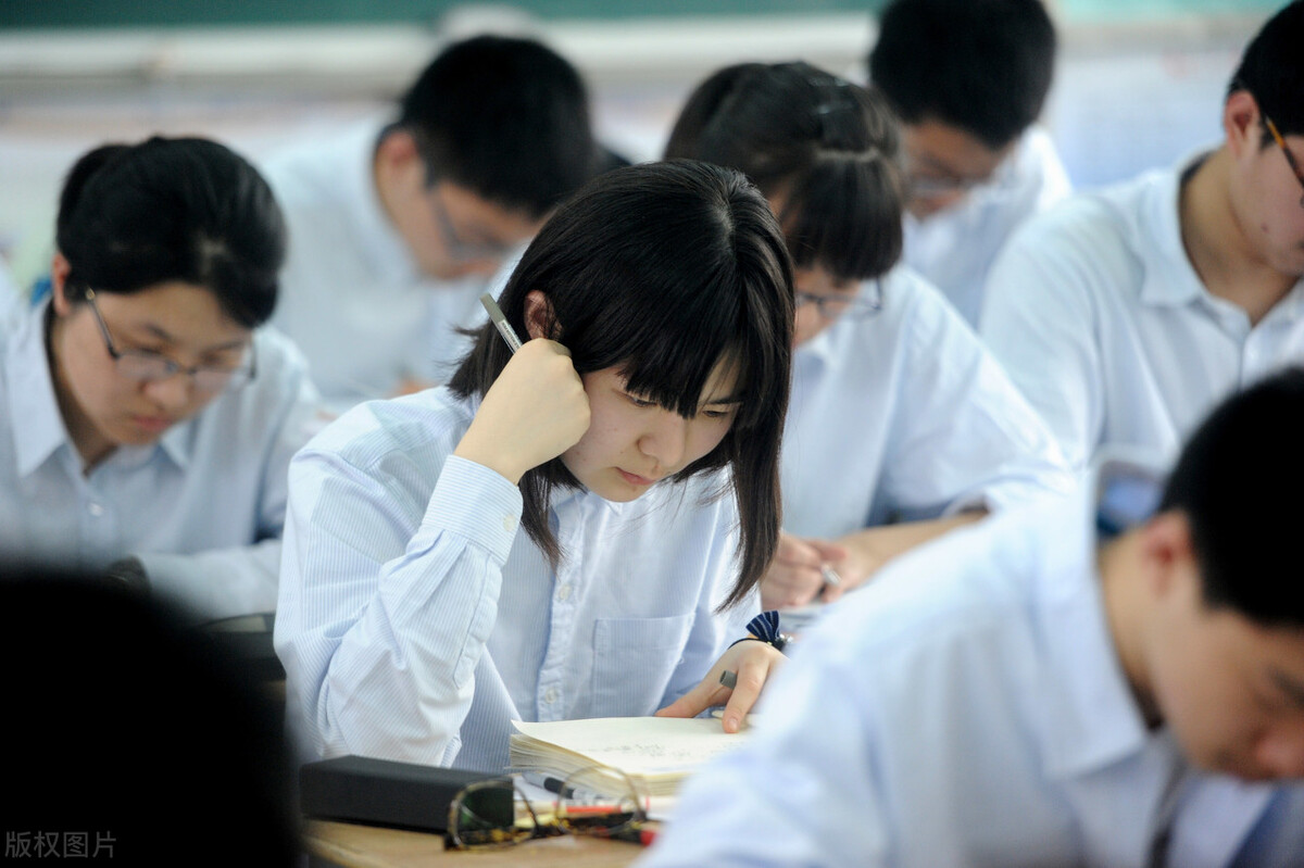 高考分数比平时能高100分吗,低本科线32分可以填本科学校吗