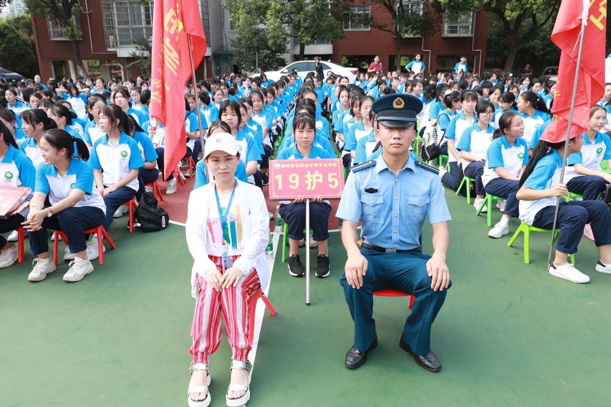学医救死扶伤当兵保家卫国,学医习武救死扶伤十六字口号