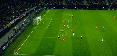 足球下意识手球动作分析,足球的手球规则与最新规则