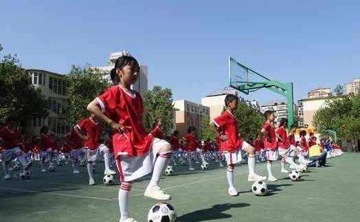 足球为什么比篮球更有魅力,为什么篮球和足球影响力大