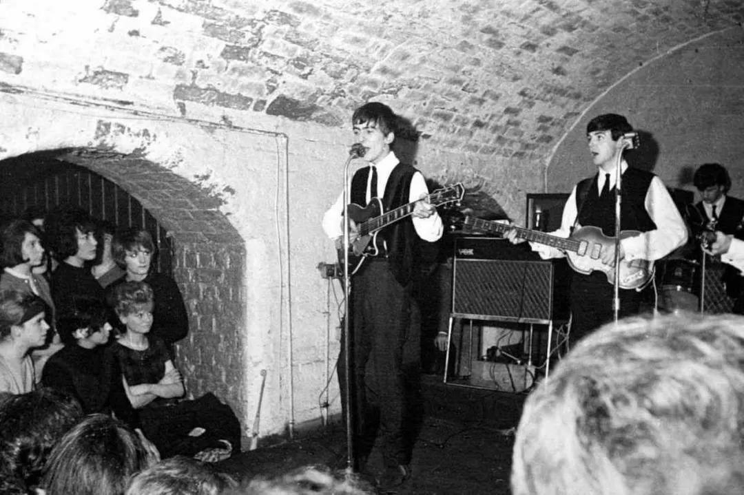 病毒放不倒英国人,酒可以