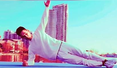 女性健身细腰翘臀的动作,健身女神练出完美腰臀