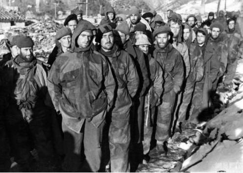 志愿军战俘营的特殊待遇：衣服鞋子定制的，开设运动会还有奖品拿