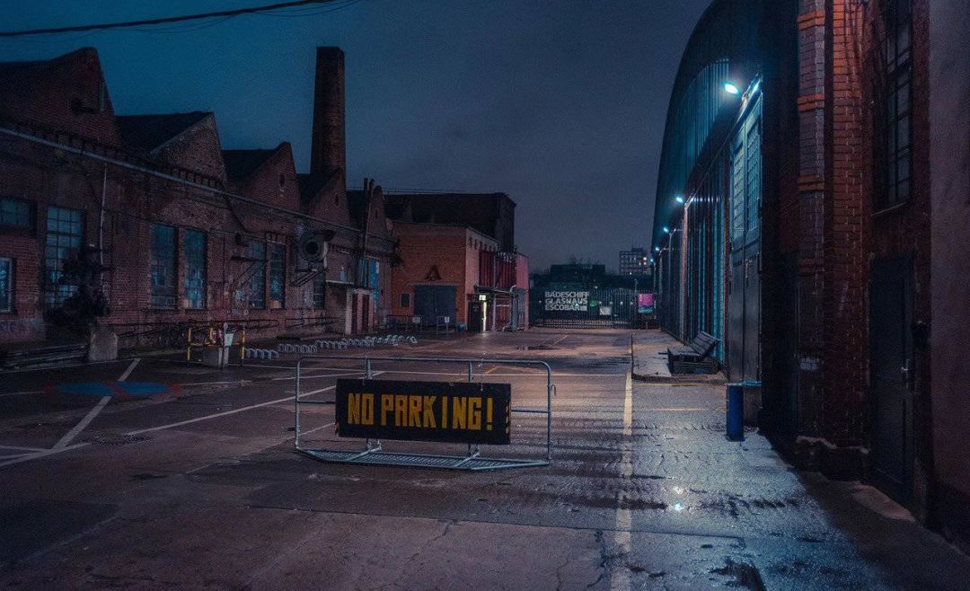 “喂，晚上带包烟来见我。”