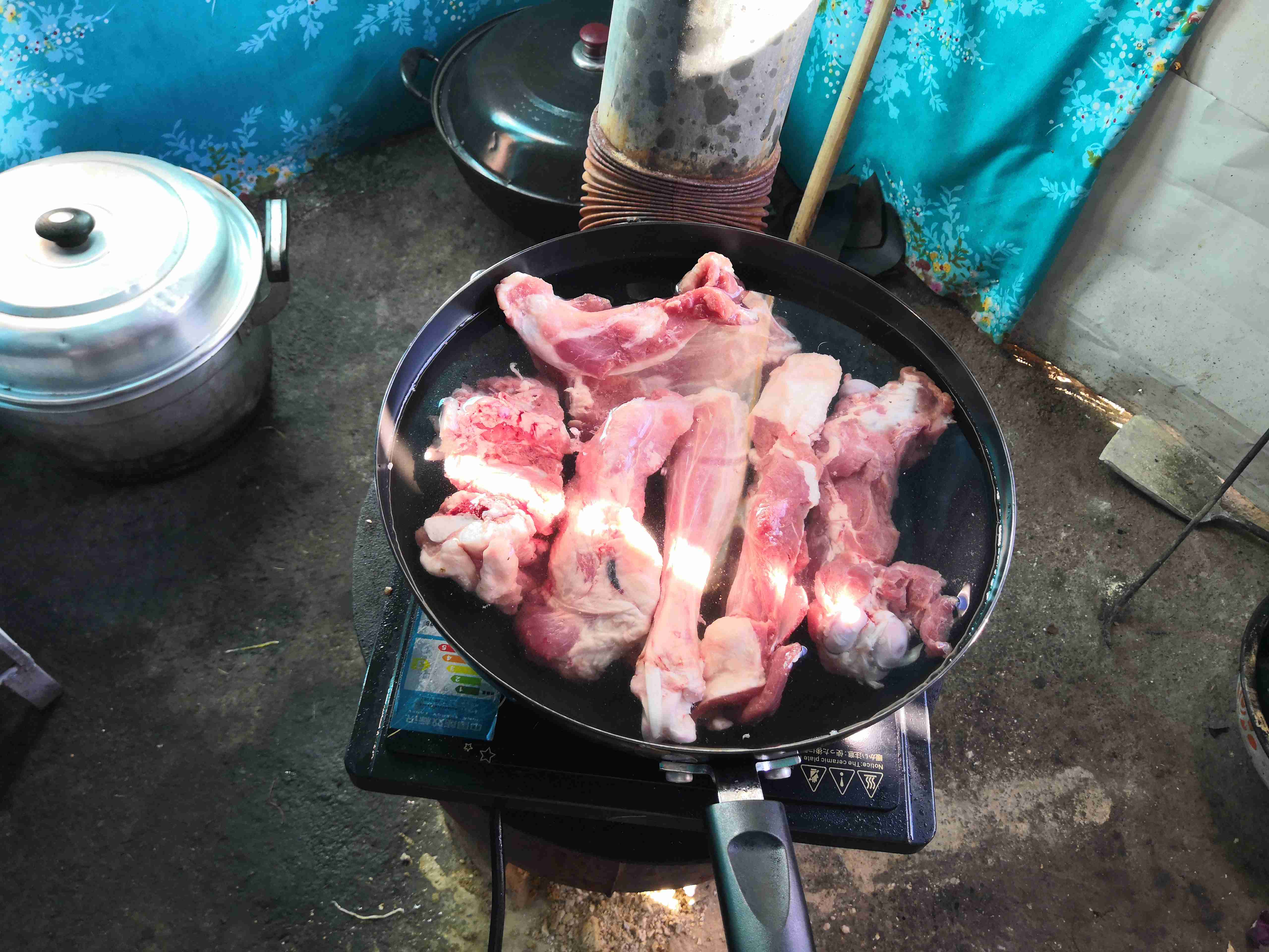 与*疆新**旅店老板共餐，直夸我土豆丝炒的好吃，后请我吃羊肉大餐