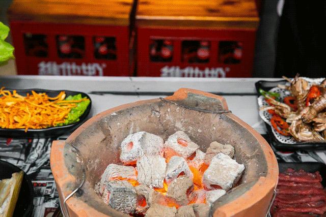 魔都惊现「2层楼小香港」，卖“蹦迪海鲜”！花胶鸡、6头鲍免费送