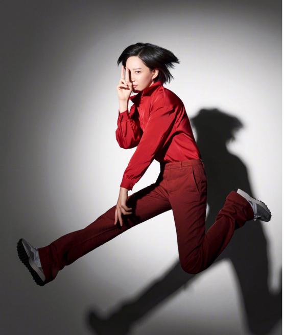 李斯丹妮的机车造型是真的辣,露腰又露腿,身材好果然敢穿