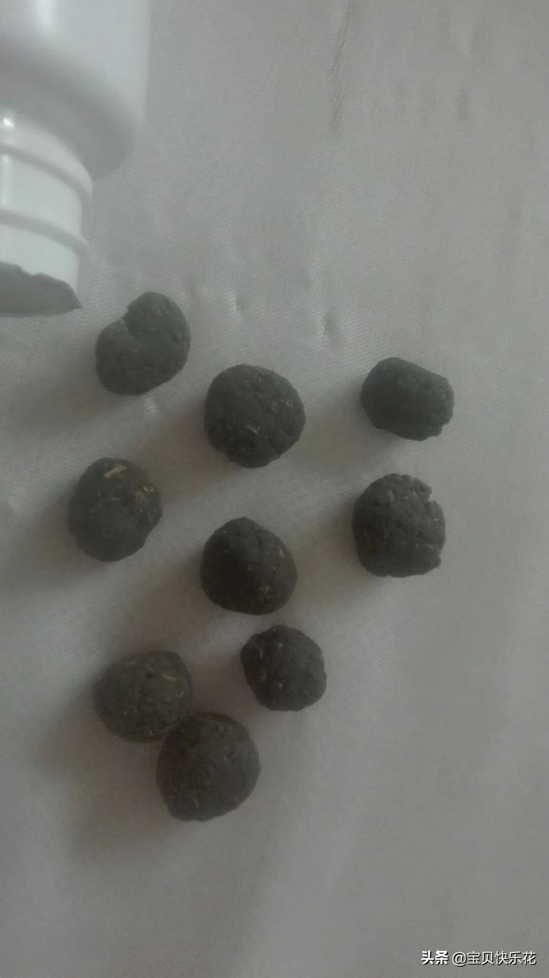 小孩子肚胀气贴肚脐的药怎么做的,自制蜜丸脐贴视频教程