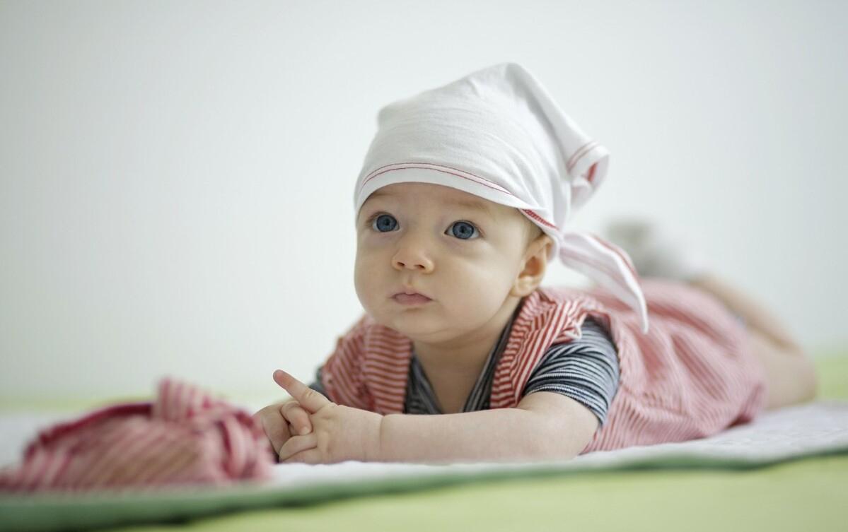 百天孩子发育迟缓表现,百天后宝宝反而不乖了