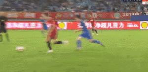 上港逃过红牌点球后轰然倒地,上海上港守门员受伤