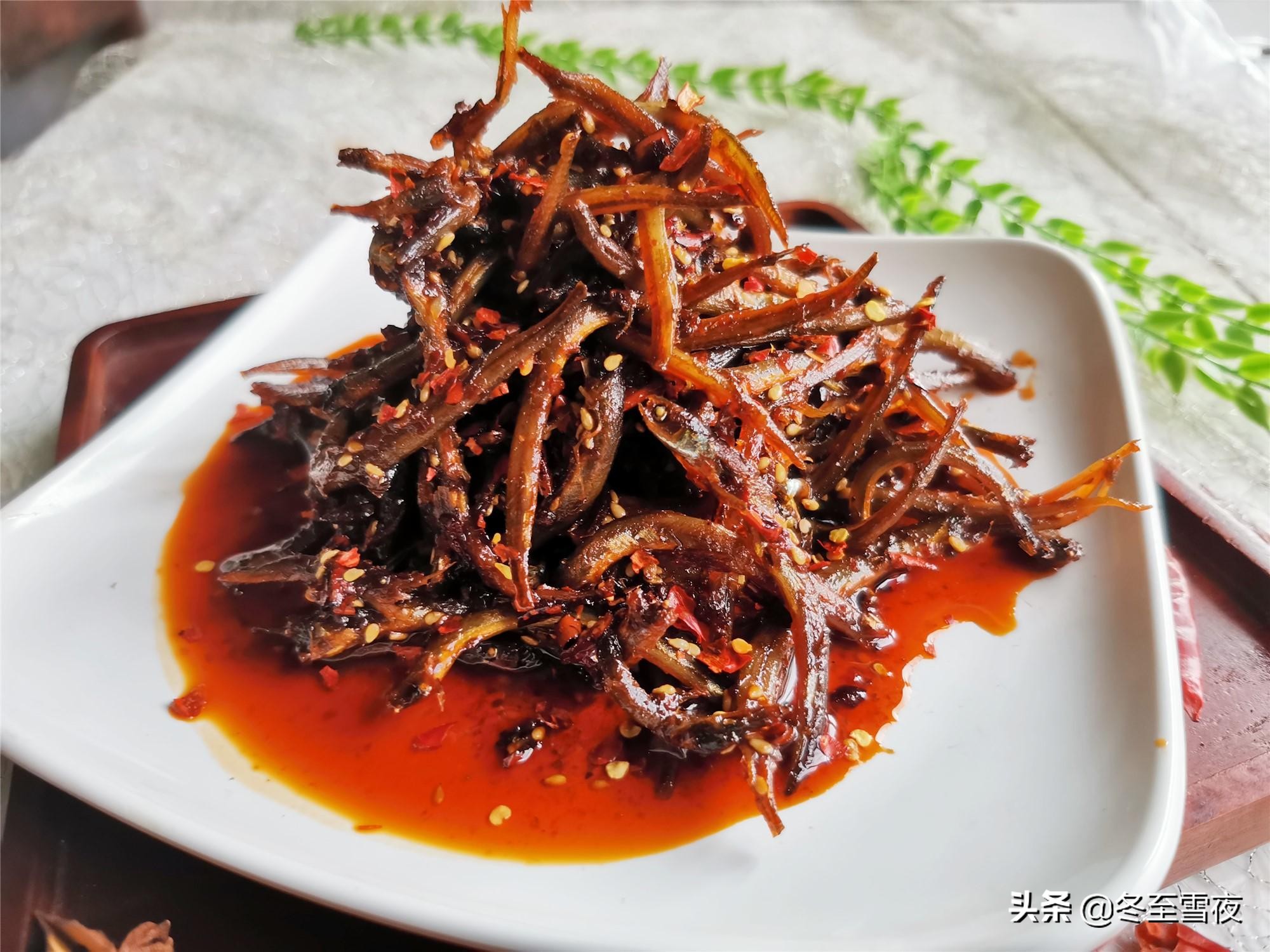 如何制作香辣小鱼干,香辣小鱼干详细做法