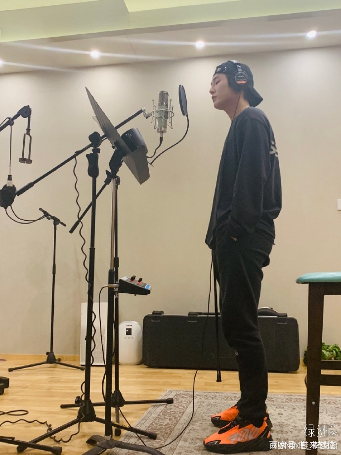 明星上脚迪奥贝壳鞋,明星上脚匡威1970s