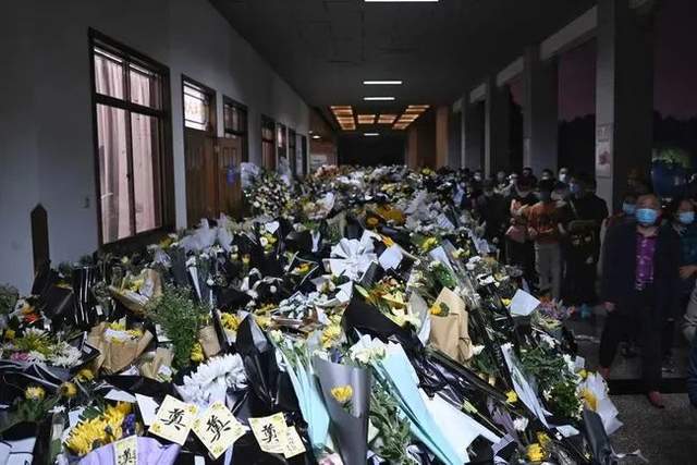 采访悼念袁隆平,长沙市民自发夹道送别袁隆平院士