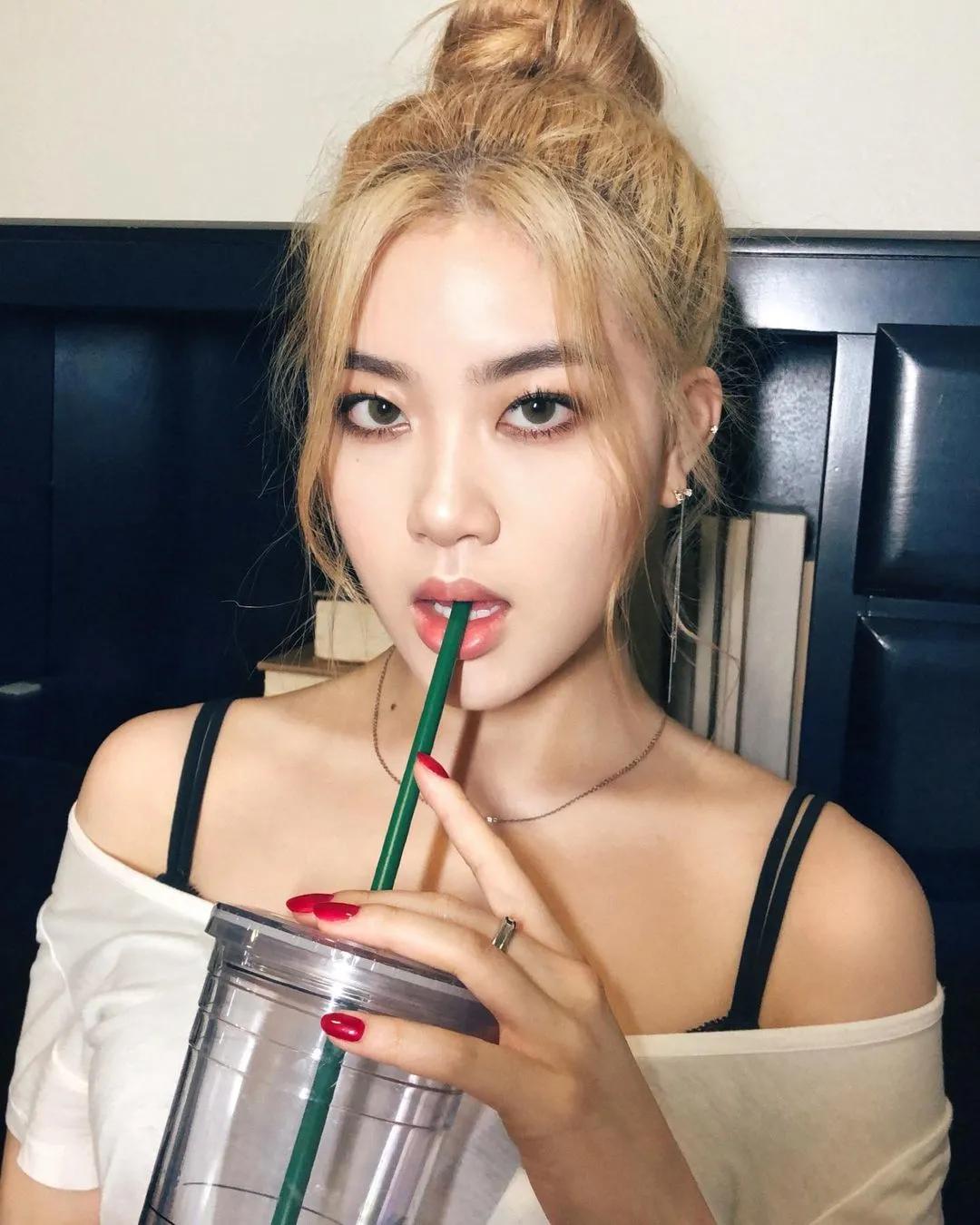 lisa和rosie秀恩爱,lisa与rosa在直播间接吻