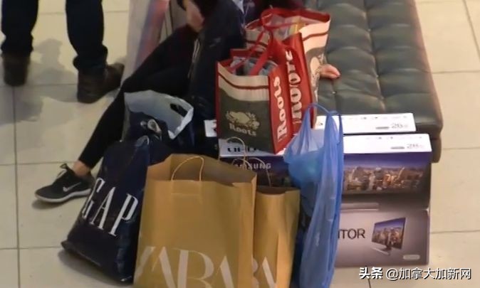 黑五狂抢开始!机场outlet堵爆温哥华华人凌晨排队全买疯了
