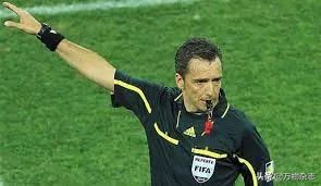 不懂物理的裁判造成世界杯经典冤案，物理学家发现了球的奇特运动