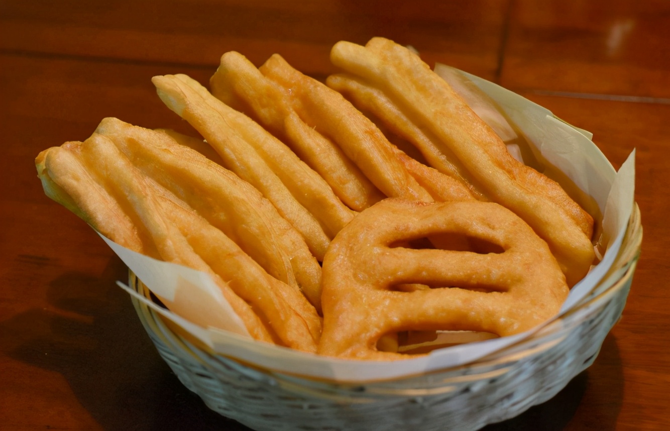 油条配方怎么样炸油条又酥又脆,自己如何炸油条又脆又蓬松