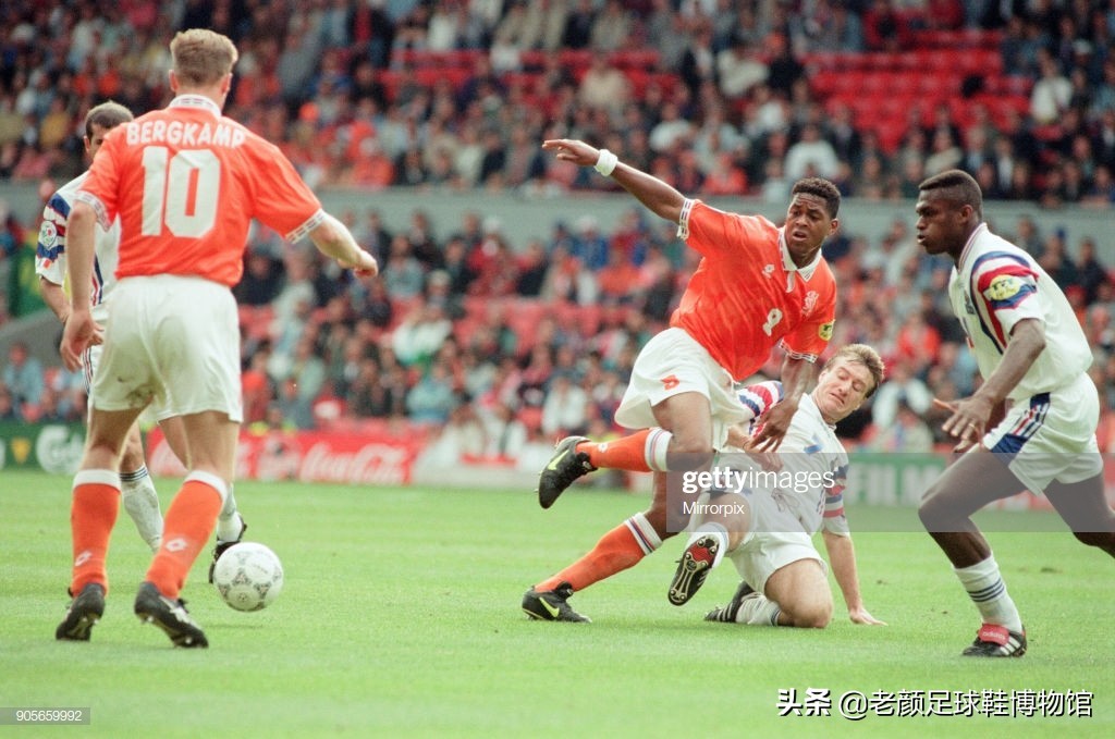 踢翻米兰王朝的贾府少年，身背“杀人犯、强奸犯”恶名的荷兰锋霸