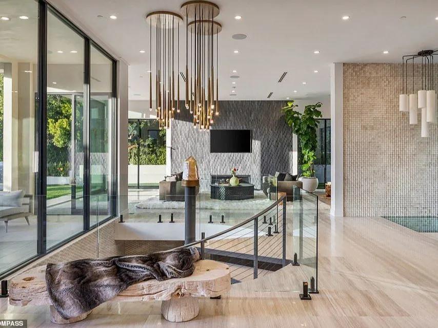 贝克汉姆成长史 (贝克汉姆年轻时和儿子对比)