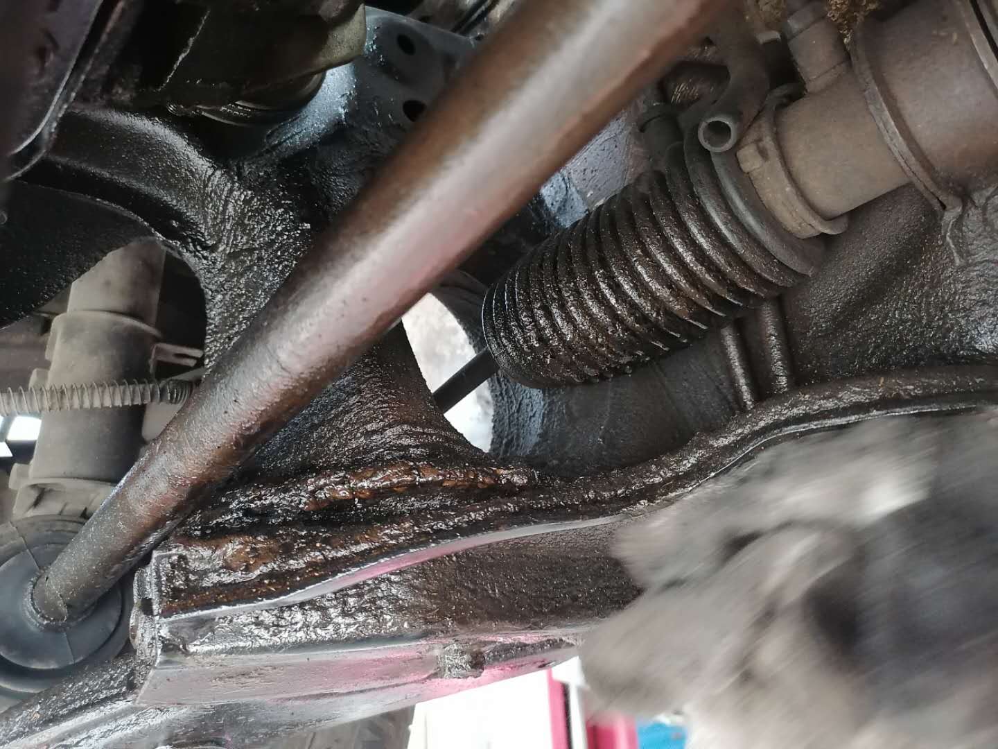 发动机漏油维修费用明细表,发动机漏油花了3000