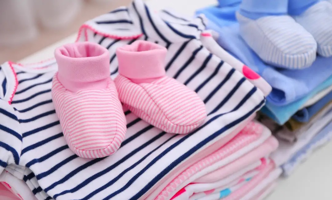 新衣服要不要洗了给孩子穿,小孩子买的新衣服必须要洗吗