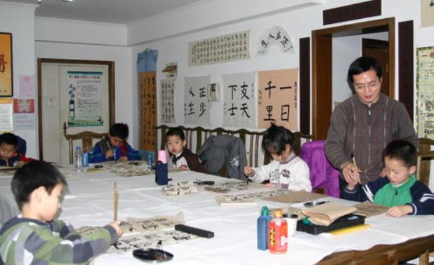 老师罚学生抄一个字100遍,老师罚孩子抄20遍课文