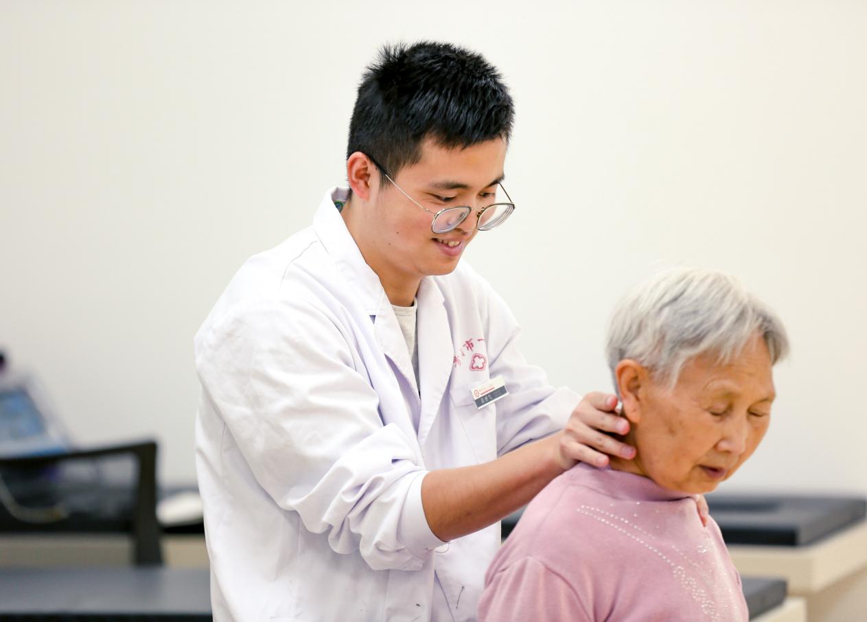 七旬老人送锦旗感谢暖心医生,社区照顾老人锦旗