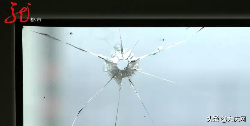 住户玻璃深夜遇袭,哈尔滨一小区窗户被砸