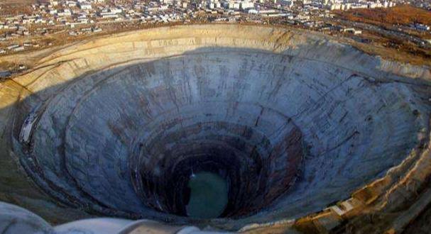 宝石是由什么做出来的,宝石的由来和发展历程