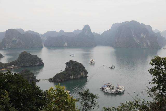 这里虽然风景如画人们生活的却很凄惨没日没夜的追着大船讨生活
